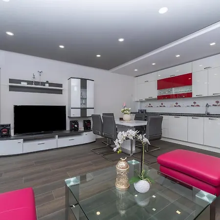 Luxury Purple Summer Sea View Apartman